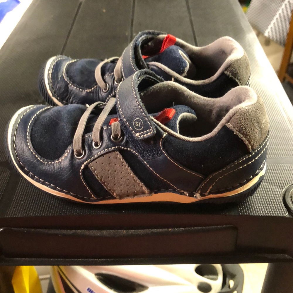 Stride Rite Wes' Sneaker (boys) color: navy